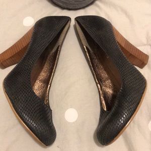 Restricted Black Pumps